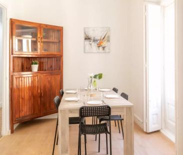 Room in a shared 7-bedroom apartment for rent in Sol, perfect for p... - Photo 2