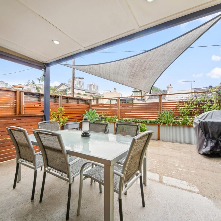 Beautifully Maintained 3-Bedroom Terrace with Garage & Sustainable Features – 100 Denison Street, Bondi Junction - Photo 1