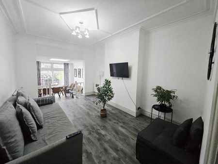 4 bedroom semi-detached house to rent - Photo 4