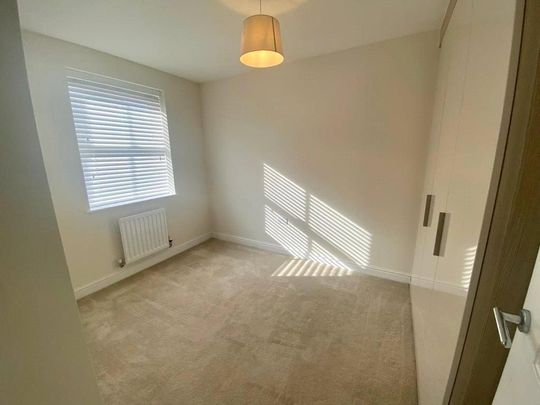 4 bedroom end of terrace house to rent - Photo 1