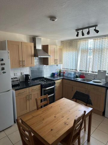 3 Bed Semi-Detached House, Bewley Court, SW2 - Photo 4