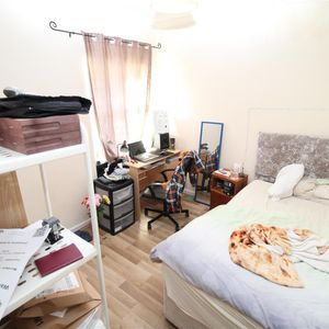 Room For Rent Queen Street, Pontypridd - Photo 2