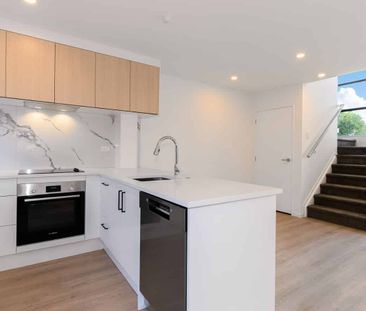 Stylish living in Massey! - Photo 1