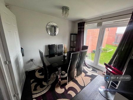 4 bedroom detached house to rent - Photo 2