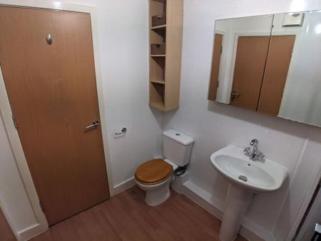 3 bedroom flat to rent - Photo 2