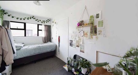 Perfect family home- train, schools and shops at your door step- Fully fenced - Photo 4