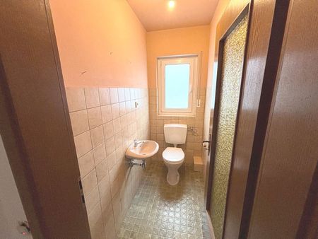 Langsur: Viel Raum für Familie oder WG – 4-Zimmer-Wohnung mit Einbauküche und Balkon. - Photo 3