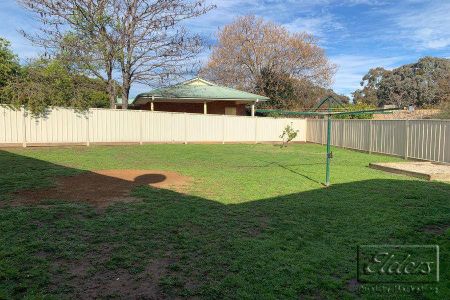 Four Bedroom Family Home - Quiet & Peaceful Area - Photo 5