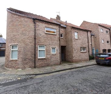 A recently redecorated throughout 1 bedroom apartment located in th... - Photo 4