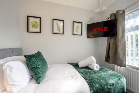 4 bedroom semi-detached house to rent - Photo 3