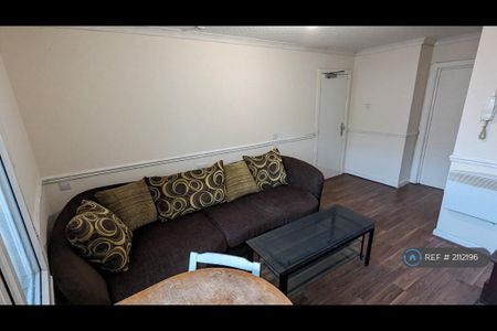 2 bedroom flat to rent - Photo 2