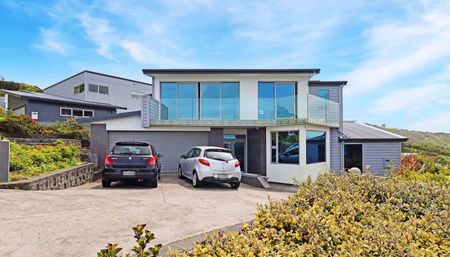 Immaculately presented executive four-bedroom family home - Photo 3