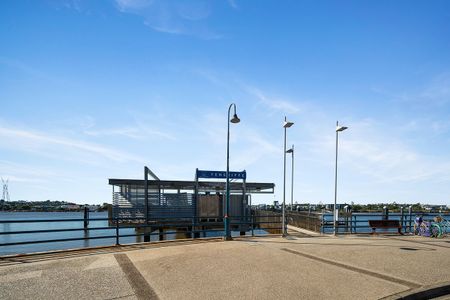 Sky-High Luxury in Newstead – Level 19 Apartment with Spectacular Views - Photo 2