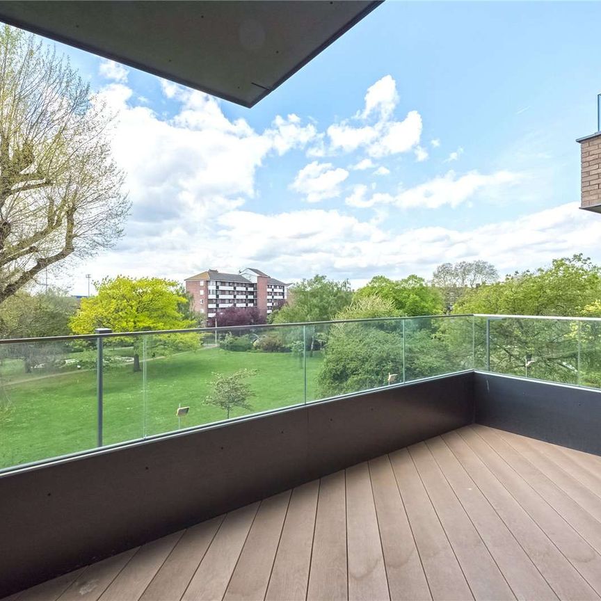 A fantastic 3 bedroom apartment in the iconic Television Centre development with secure, underground parking. - Photo 1