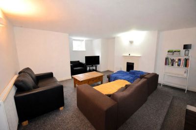 6 bedroom House in Headingley Avenue (6 BEDS), Leeds - Photo 2