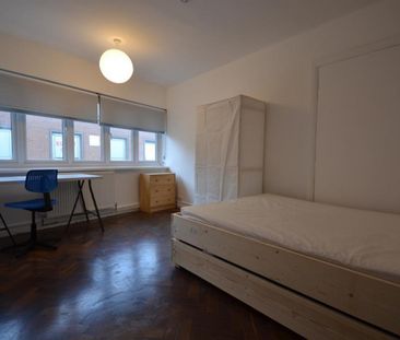 3 bedroom Flat To Let - Photo 2