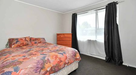 PAPAKURA, 3 BEDROOMS - Photo 2