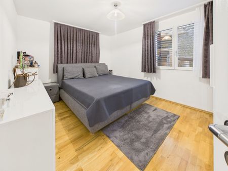 Modern 6.5-room semi-detached house in Uznach - Photo 3