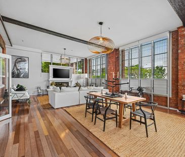 Spacious Ground Floor Apartment with Entertainer's Conservatory - Photo 1