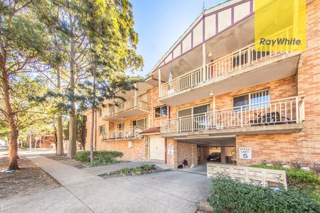 BEAUTIFULLY COSY RENOVATED 3 BEDROOM UNIT - Photo 2