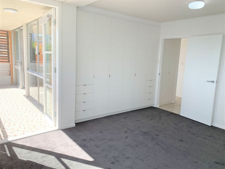2 BEDROOM UNIT WITH WATER VIEWS – SURFERS PARADISE - Photo 2