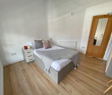 5 bedroom semi-detached house to rent - Photo 4