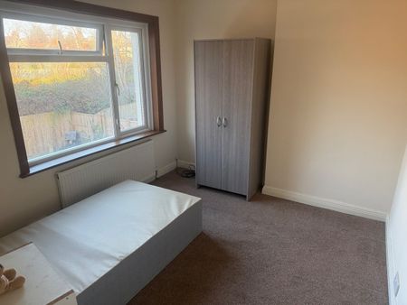 3 Bed End Terrace, Grapes Close, CV6 - Photo 3