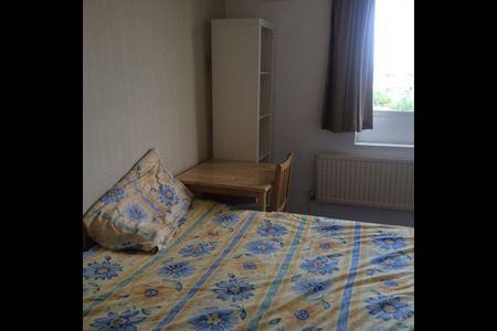 4 Bed Maisonette, Sambrook House, E1 - Photo 2