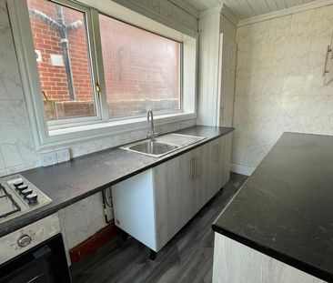 4 bedroom House To Let - Photo 5