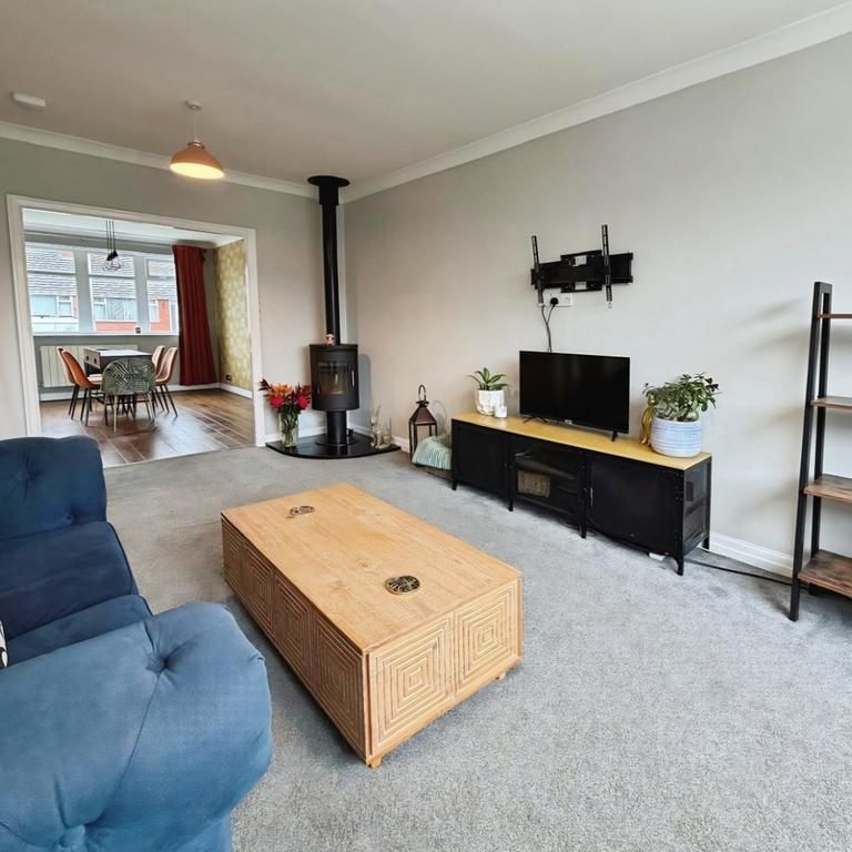 3 bedroom semi-detached bungalow to rent - Photo 1