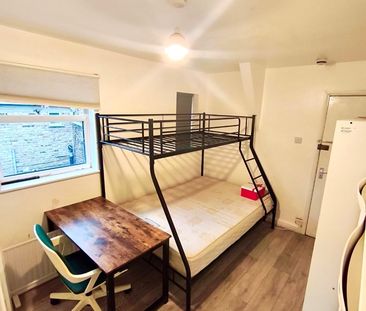 Studio Flat, Neasden Lane North, NW10 - Photo 2