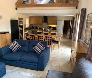 Modern, open-plan three bed / three bath barn conversion between Ta... - Photo 2