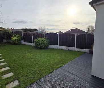 4 bedroom semi-detached bungalow to rent - Photo 2