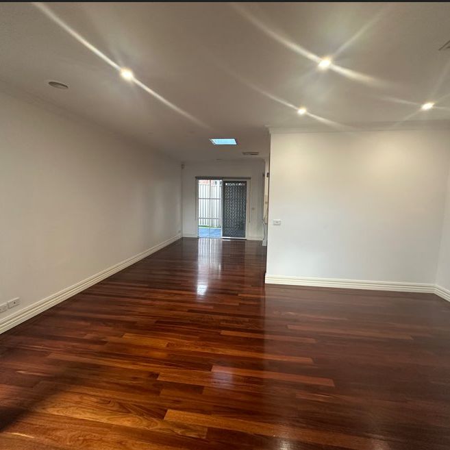 For Rent - 2/20 Acacia Street, Glenroy VIC 3046 - Photo 1