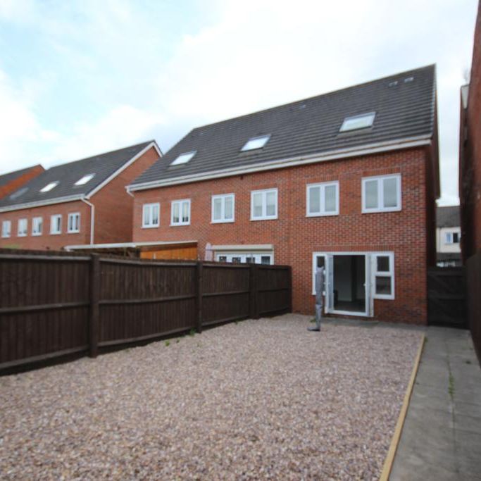 1 bedroom in a house share to rent - Photo 1