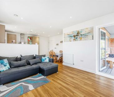 2 Bed Flat, Acton, W3 - Photo 3