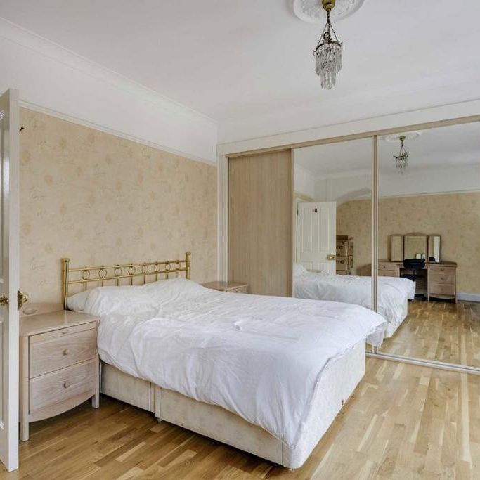 4 bedroom flat to rent - Photo 1