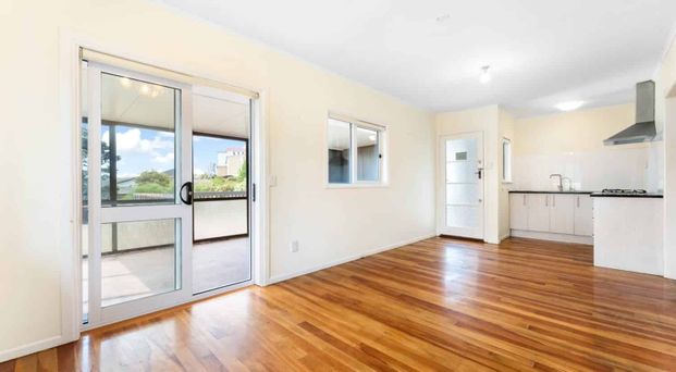 Sunny Elevated 3 Bedroom Home with Harbour Views - Photo 1