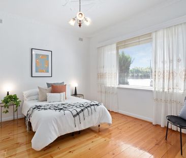 Character 3 bedroom home - Photo 2