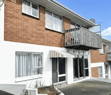 Spacious 4-Bed Townhouse - Walk to Highbury Mall - Photo 2