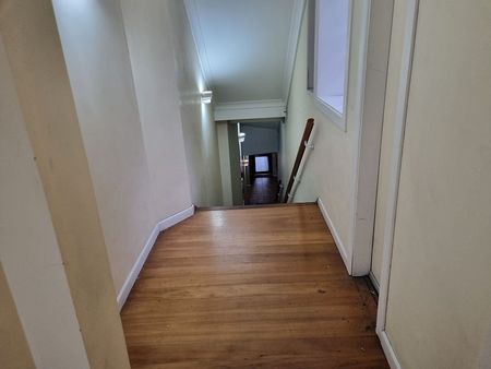 Spacious 2BR Mt. Victoria - Photo 2