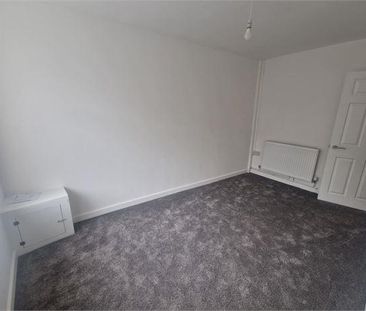 2 bedroom end of terrace house to rent - Photo 2