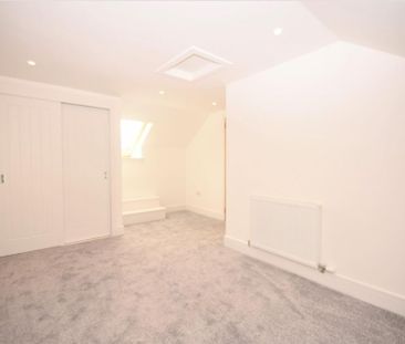 4 bedroom semi-detached villa to rent - Photo 5