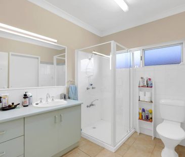 SPACIOUS FAMILY HOME SET IN QUIET CLOSE - Photo 4