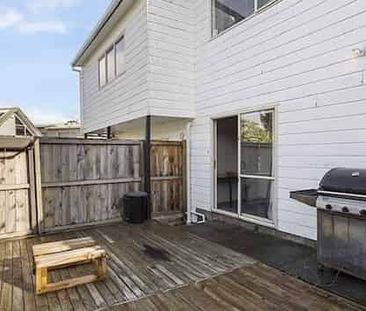 Large two bedroom unit - Photo 3