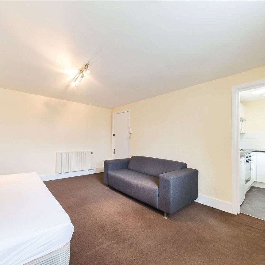 This upper floor studio boasts a private kitchenette and a prime South Kensington location. - Photo 1