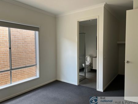 14 Scorchin Drive, Cranbourne South - Photo 2