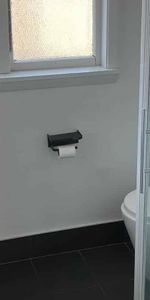 Neat & Tidy Three Bedroom Home - Photo 4