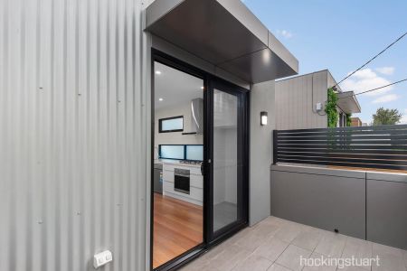 Modern townhouse with open plan living. - Photo 4