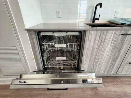 For Lease - 1 Quarrington Lane Unit# 2215, Toronto, Ontario - Photo 2